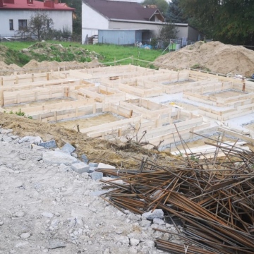 Prace przy szalunkach na Jesionowej.