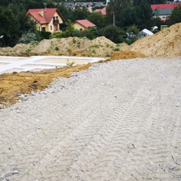 Utwardzenie ul. Jesionowej i wykonanie podjazdów.
