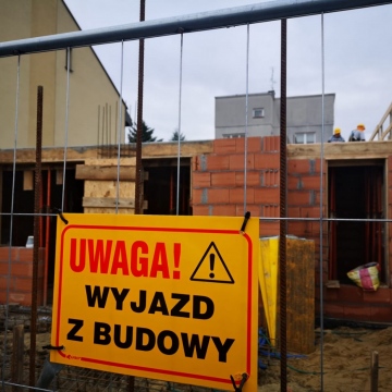 Mury pną się do góry.
